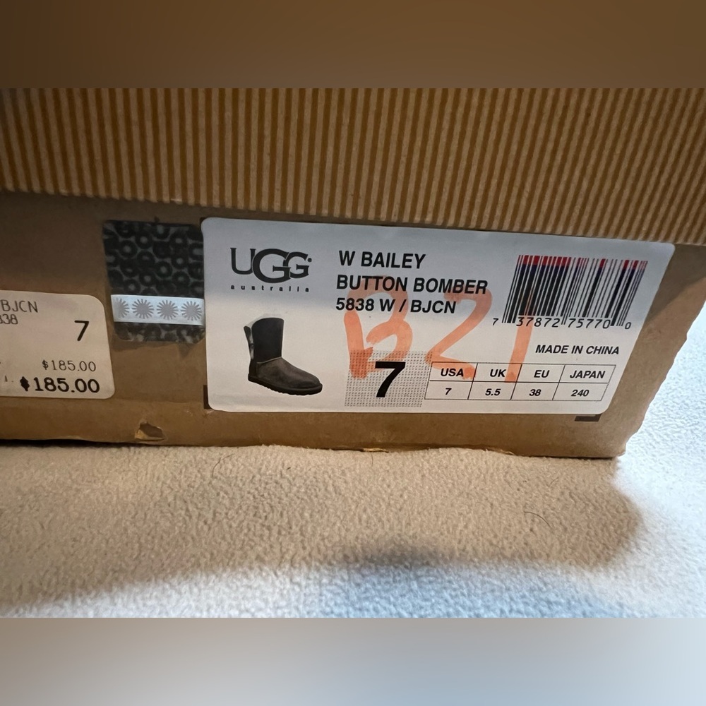 Ugg Bailey Button Bomber Size 7 - image 4